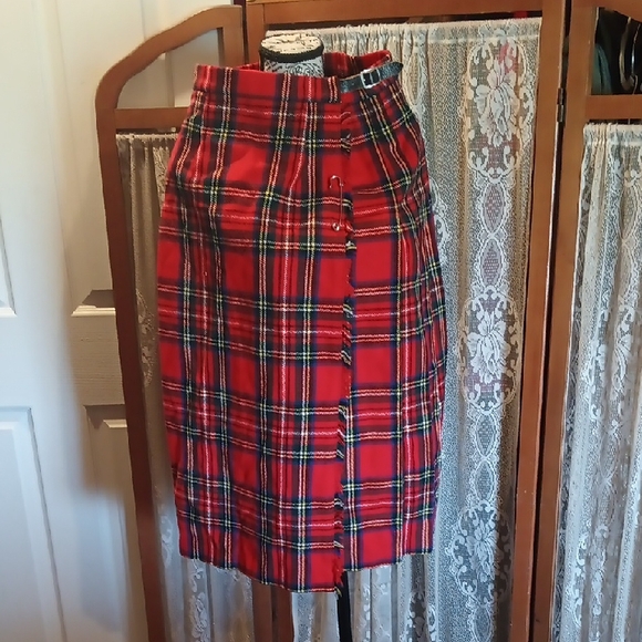 Laird Portch Dresses & Skirts - Scottish Laird Porch Women's Size 6 Plaid Red Skirt With Pin